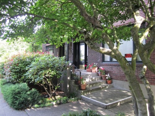 Primary Photo - 904 E Miller St
