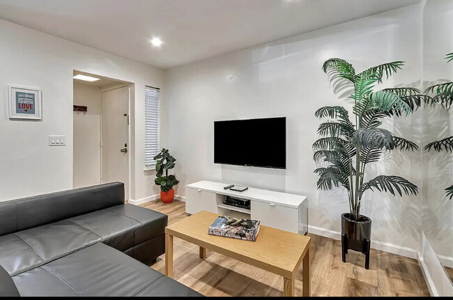 Building Photo - Tech Hub Living! This sleek 1 bed, 1 bath,...