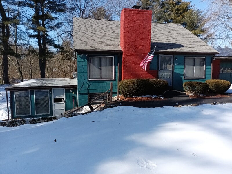 262 Pinewood Rd Unit 2, Allenstown, NH 03275 Room for Rent in
