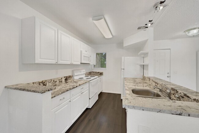 Foto del edificio - CUTE REMODELED TWO BEDROOM UNIT IN CENTRAL LOCATION