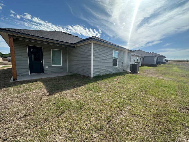 Foto del edificio - *Newly Built* 3 Bed 2 Bath 2 Car Garage