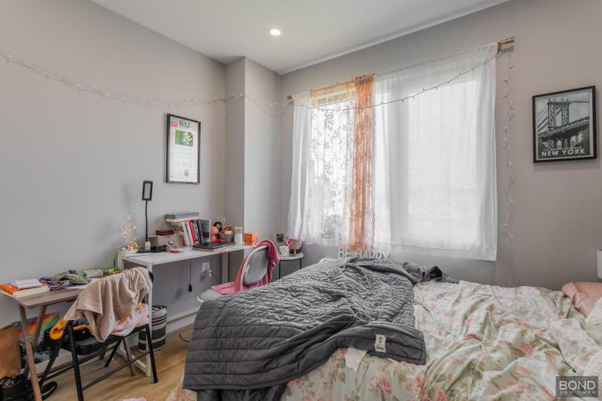 Foto principal - 3 bedroom in Queens NY 11102