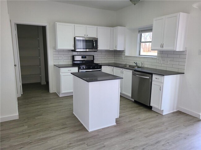 Building Photo - 1327 Solitaire