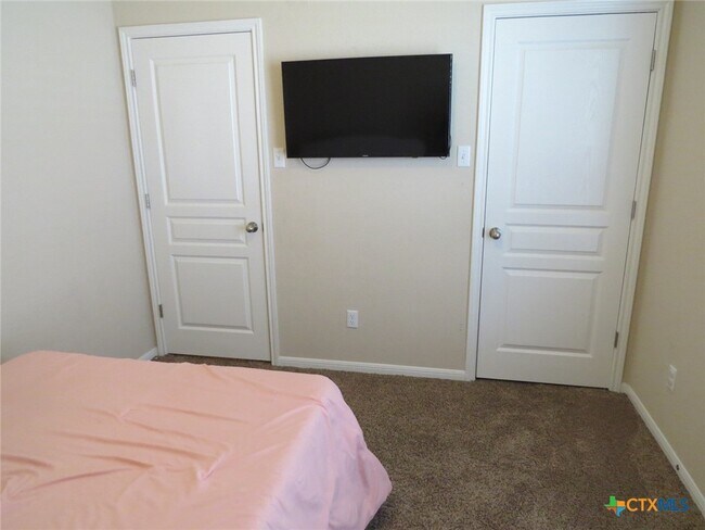 Foto del edificio - 5623 Blackstone Dr