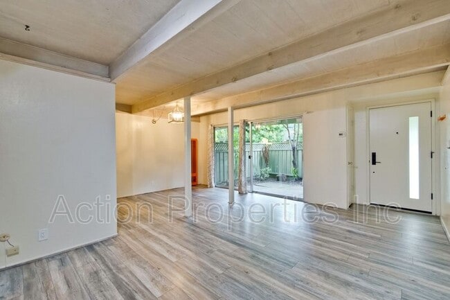Building Photo - 278 Monroe Dr