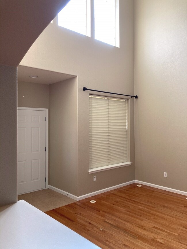 Sala de estar 1 de 3 - 6806 W 3rd St