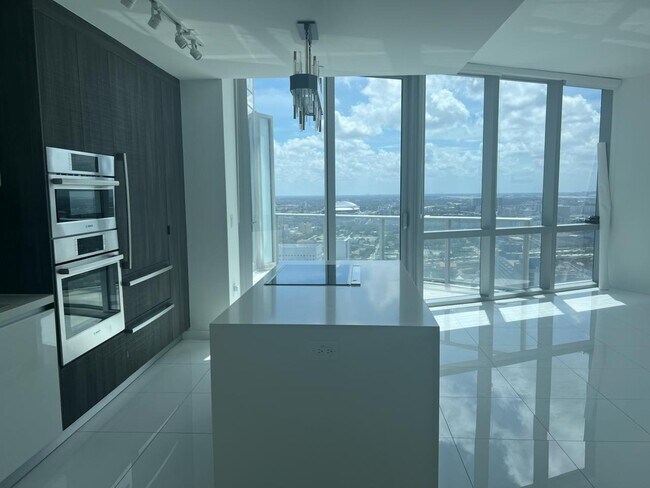 Foto del edificio - 851 NE 1st Ave
