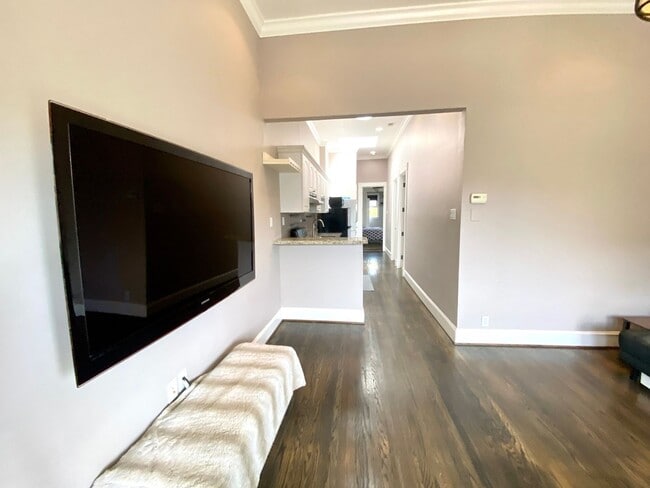 Building Photo - Charming 2bd/1bth w/SUV Parking & Storage