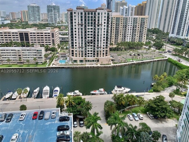 Foto del edificio - 100 Bayview Dr