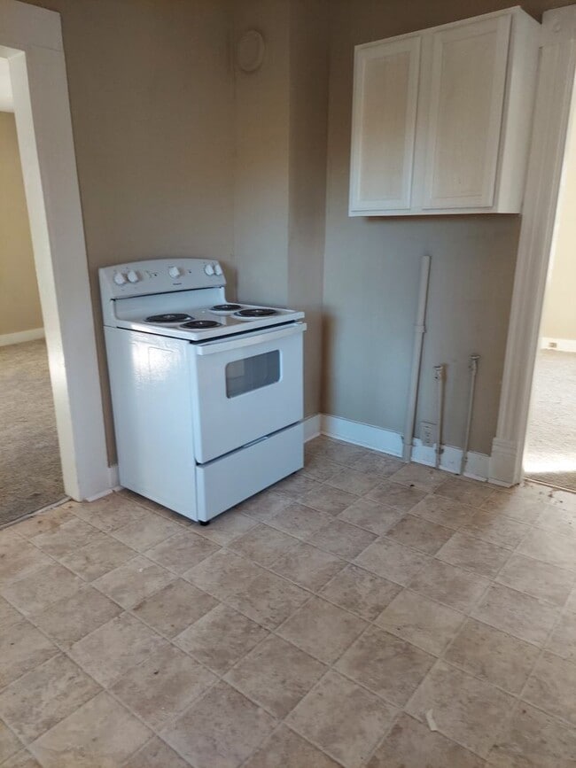 Building Photo - Two Bedroom, One Bath Bungalow