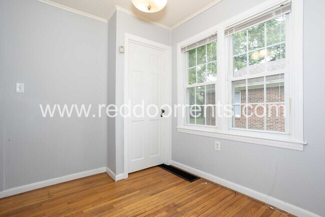 Foto del edificio - Charm and Convenience: Your Ideal Home Nea...