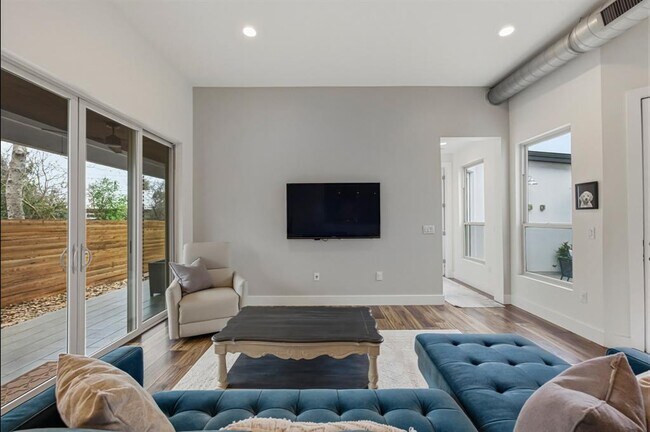 Building Photo - 1405 Camelot Cir