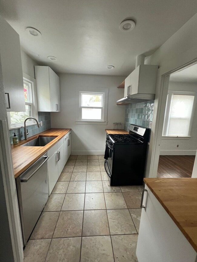 Building Photo - 2 bedroom house for rent