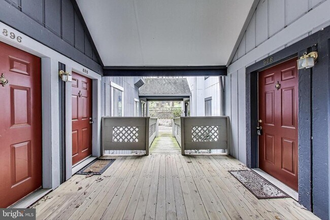 Foto del edificio - 896 Windbrooke Dr