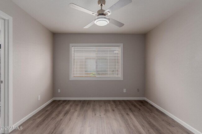 Building Photo - 3306 S Parkside Dr