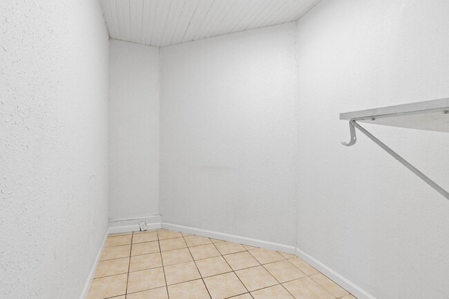 Foto del edificio - 5 bedroom 3 bath house