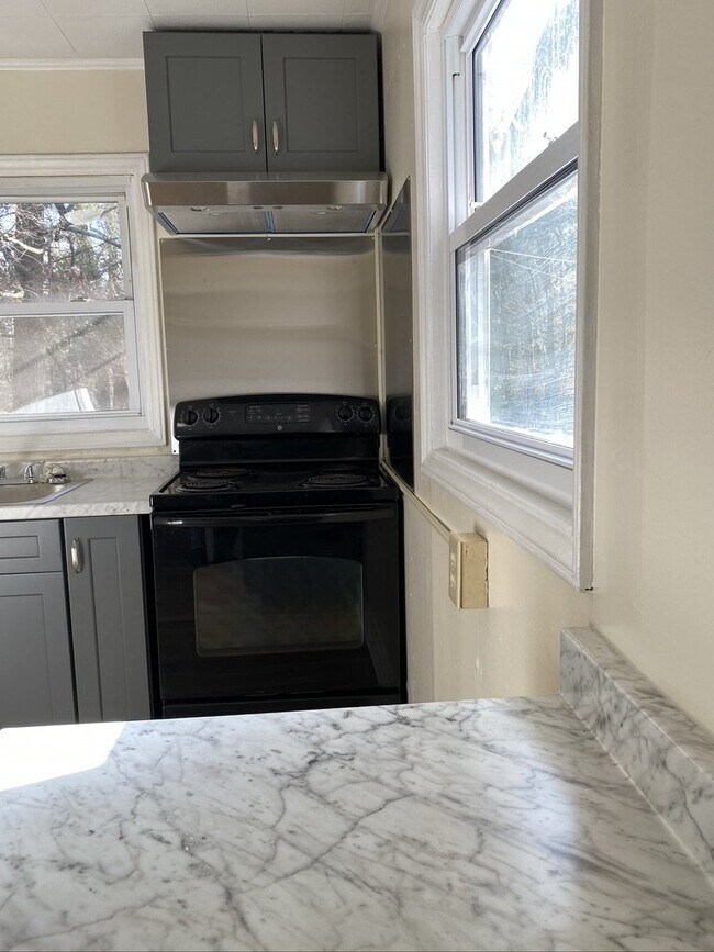 Building Photo - One Bedroom One bathroom apartment in the ...