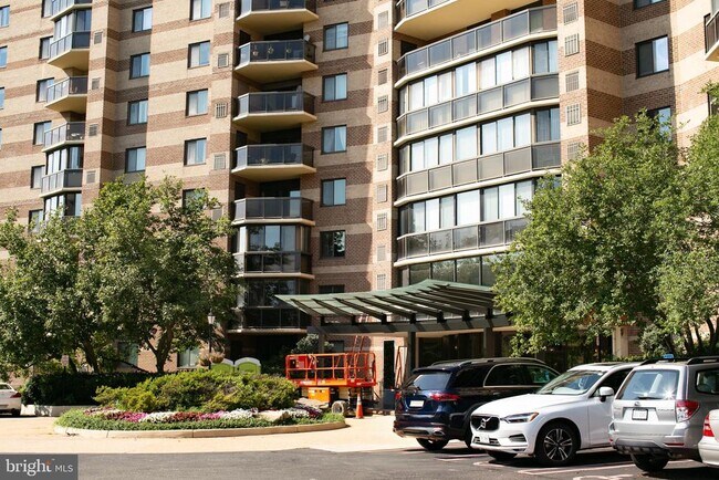 Foto del edificio - 8350 Greensboro Dr