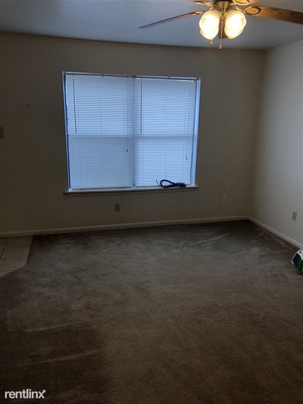 Building Photo - 2 br, 1.5 bath 4plex - 2813 Longmire Dr D