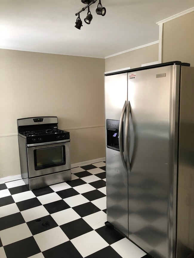 Foto del edificio - 103-105-105 Hampden Rd