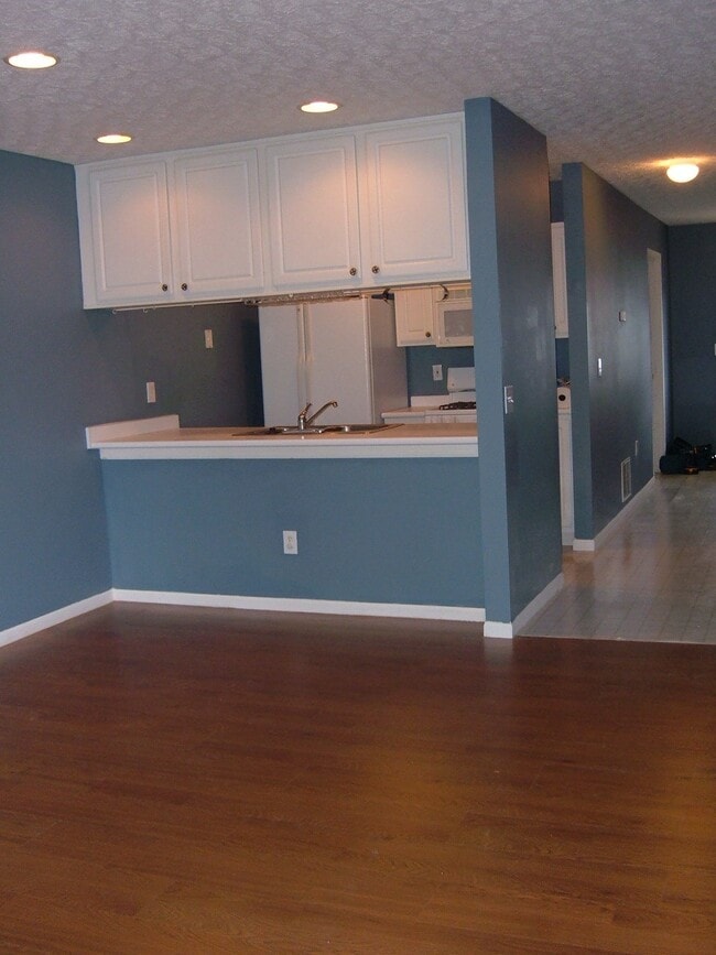 Building Photo - 6737 Lagrange Dr