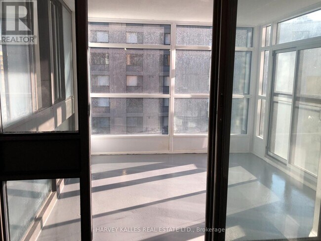Photo du bâtiment - 55-955 Charles St W