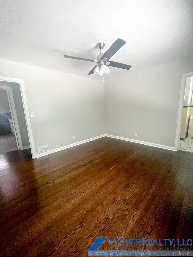 Foto del edificio - Stunning 3-Bed, 2-Bath Brick Home with Gar...