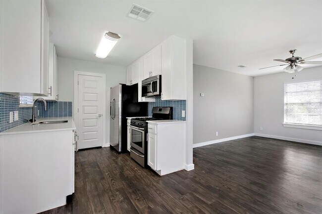 Building Photo - 6205 Hyside Dr