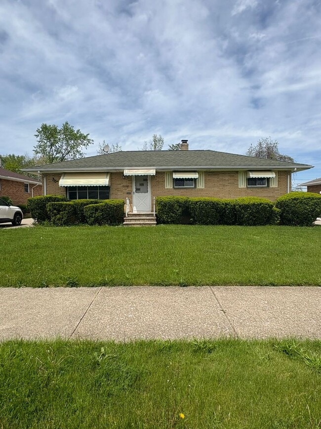Building Photo - Cozy & Affordable Home in Maple Heights