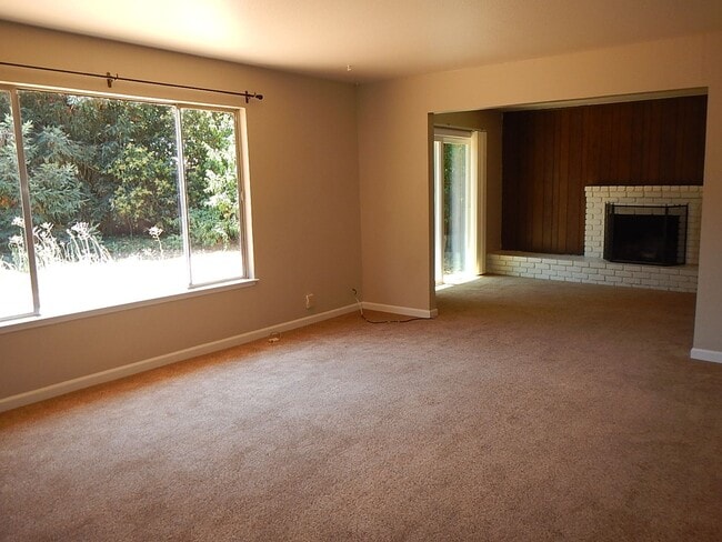 Building Photo - Charming 4Bed 2 Bath in great family neigh...