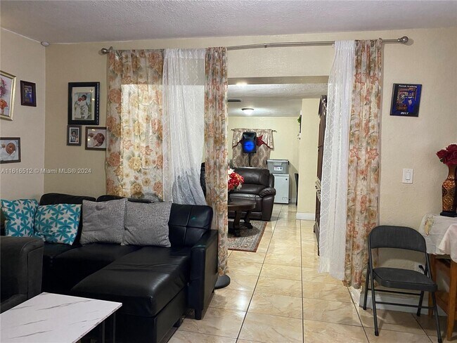 Foto del edificio - 691 NW 187th St