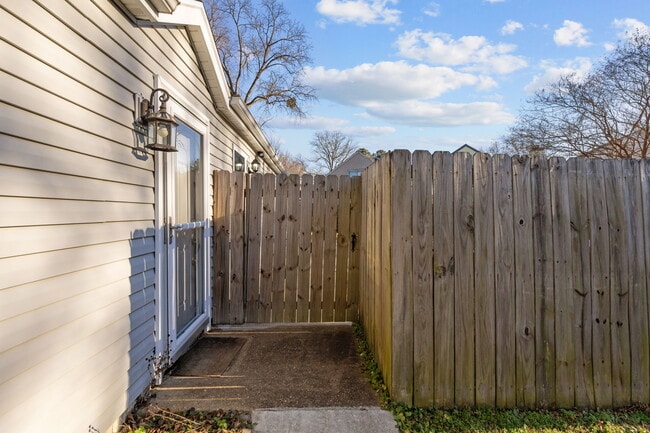 Building Photo - 1012 Danbury Cir