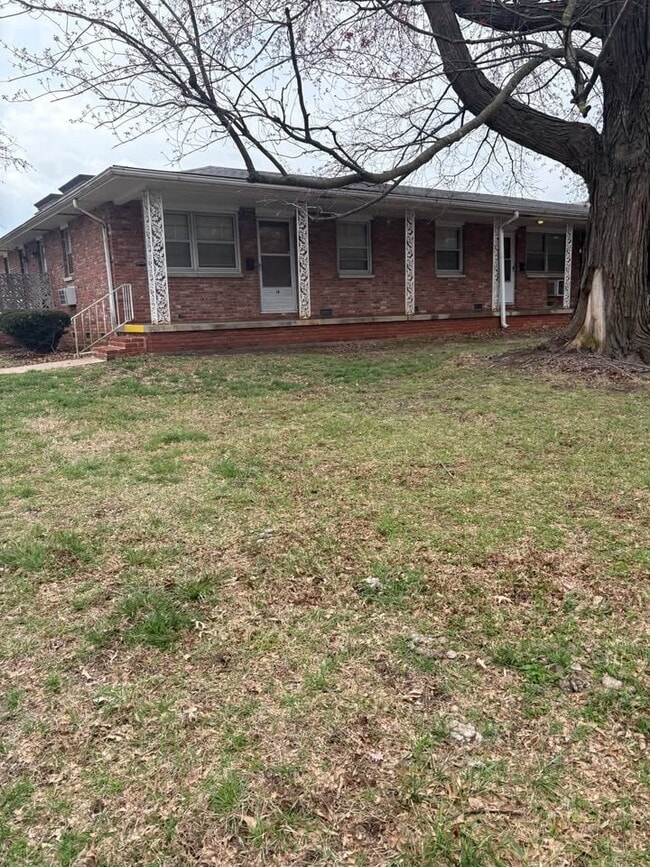 Building Photo - 1258 E Elm St