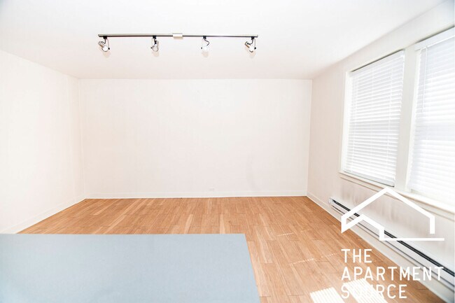 Foto del edificio - 511 W Belmont Ave