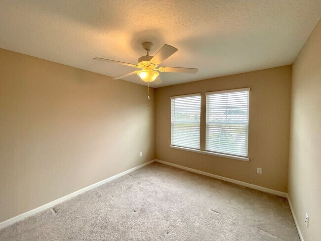 Foto del edificio - Beautiful end unit townhome with modern an...