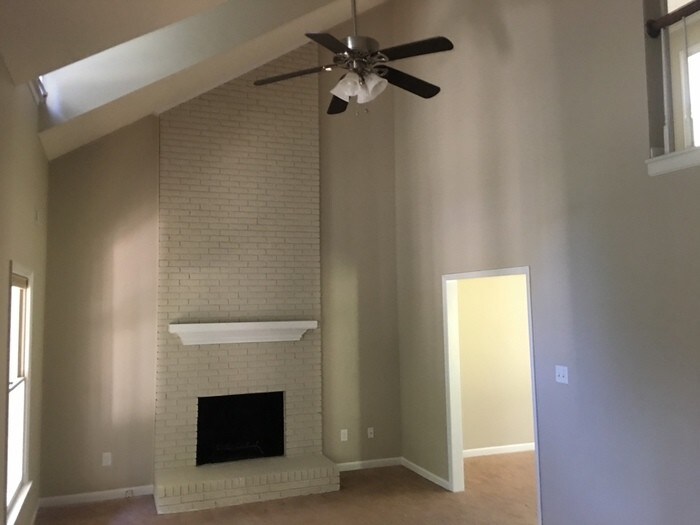 Building Photo - Nice open home with two story family room