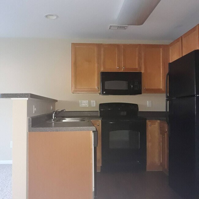 Building Photo - 1 BEDROOM - 1 BATH 1st FLOOR CONDO - Prop....