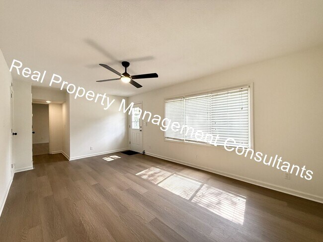 Building Photo - 4 Bed 2 Bath Prairie Village ranch style home!