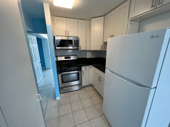 Building Photo - For Rent - [Fern Terrace] 2120 Fern St. #203