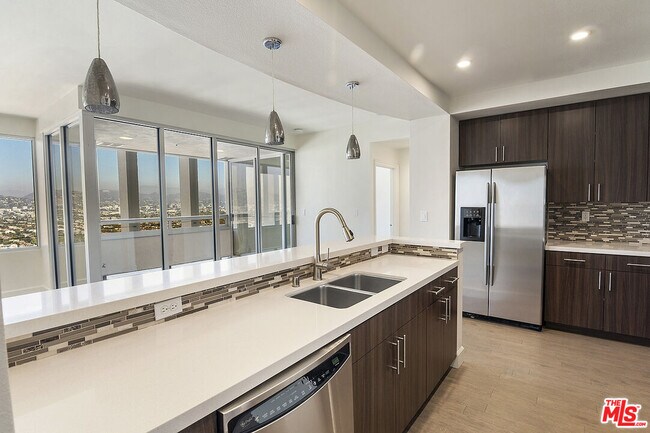 Foto del edificio - 735 Hauser Blvd