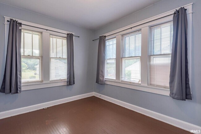 Building Photo - 204 S Clark St