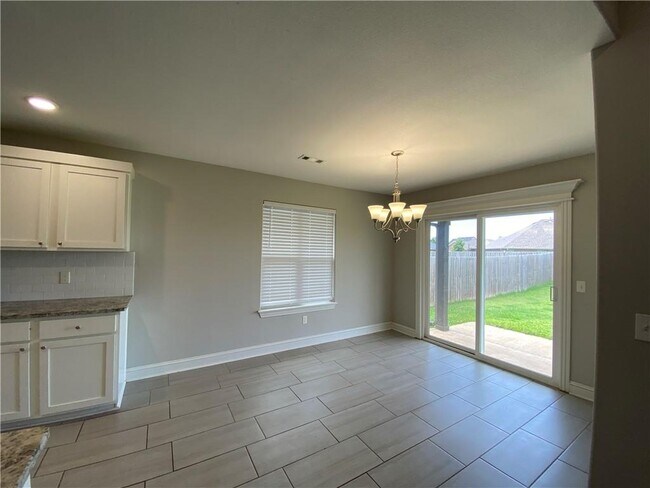 Building Photo - 3804 SW Mistletoe Ave