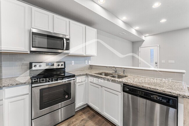 Foto del edificio - Fantastic Townhome with Attached Garage and Central AC!
