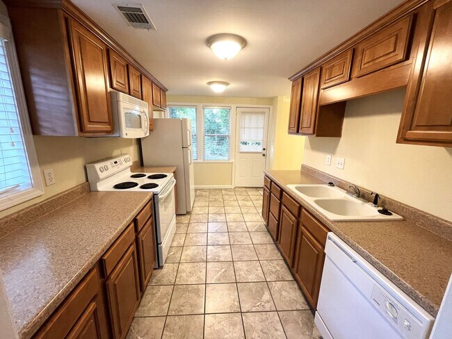 Foto del edificio - NormalTown 2br House - Fall 2026 Prelease