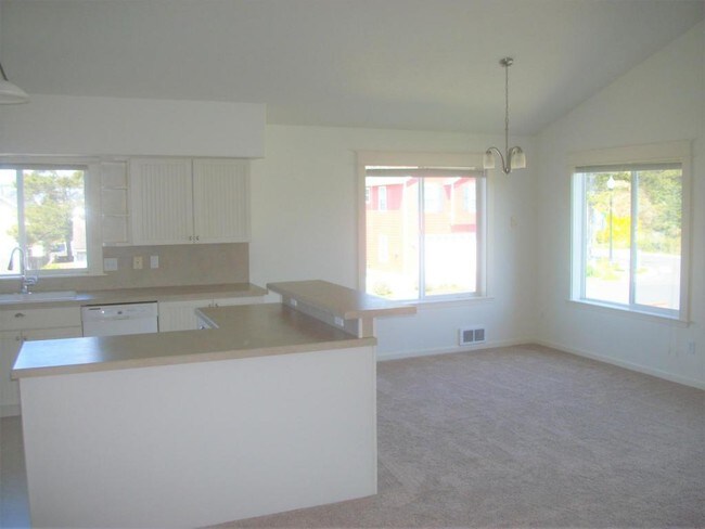 Building Photo - 245 SW 30th Street #C Newport, OR 97365