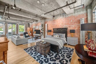 Building Photo - 204 Travis St