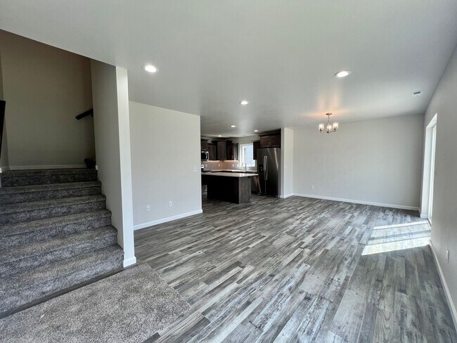 Building Photo - 4 Bed | 2 Bath | 2 Stall Garage | Single F...