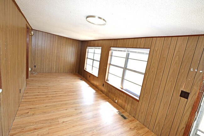 Building Photo - 344 E Adams Ave
