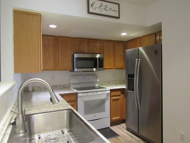 Building Photo - Gorgeous Westside 3 bd Twin Home