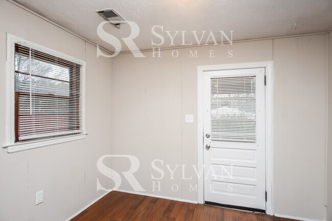 Building Photo - Your dream home awaits.